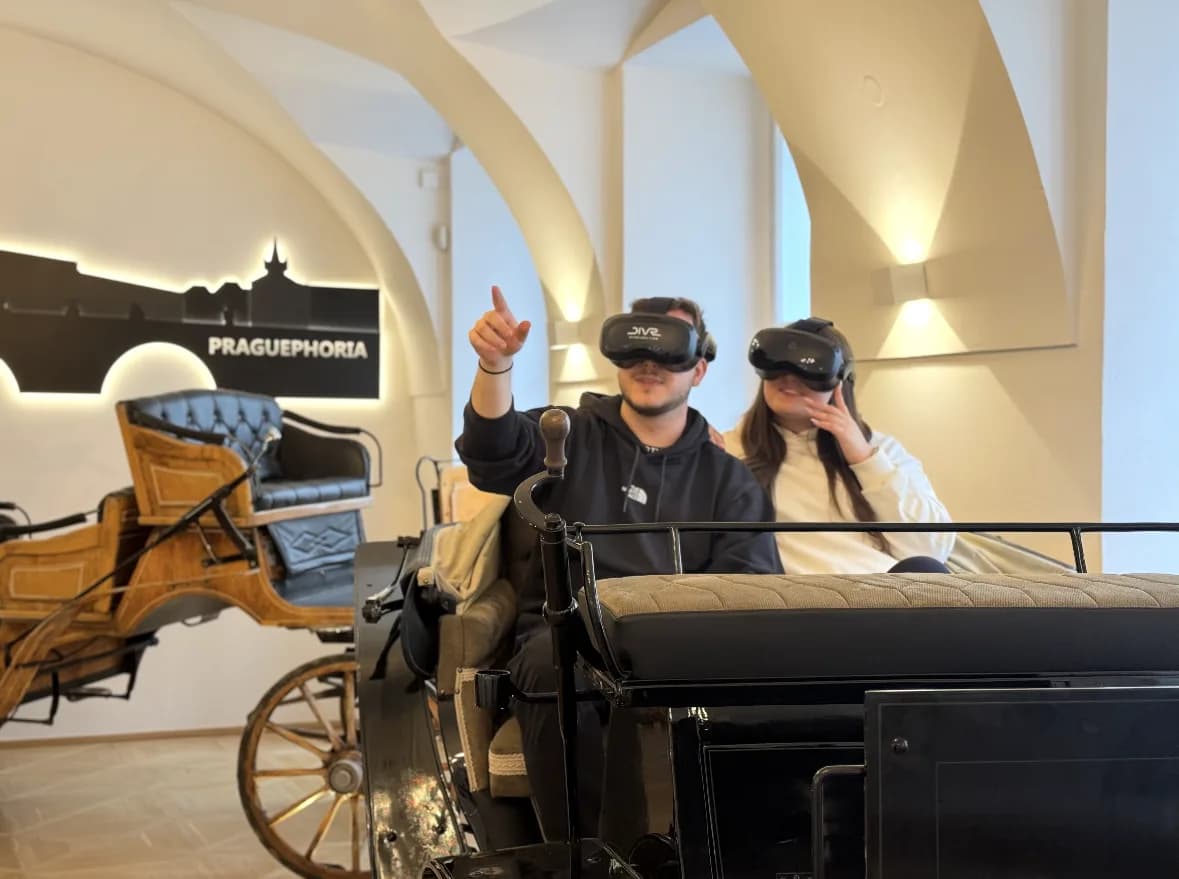 Couple wearing the glasses in the historic Praguephoria carriage